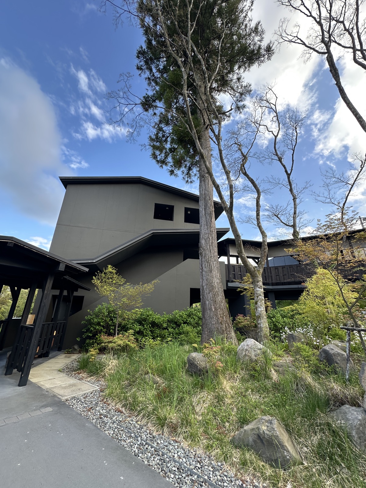 ふふ箱根 黒を基調とした建物外観