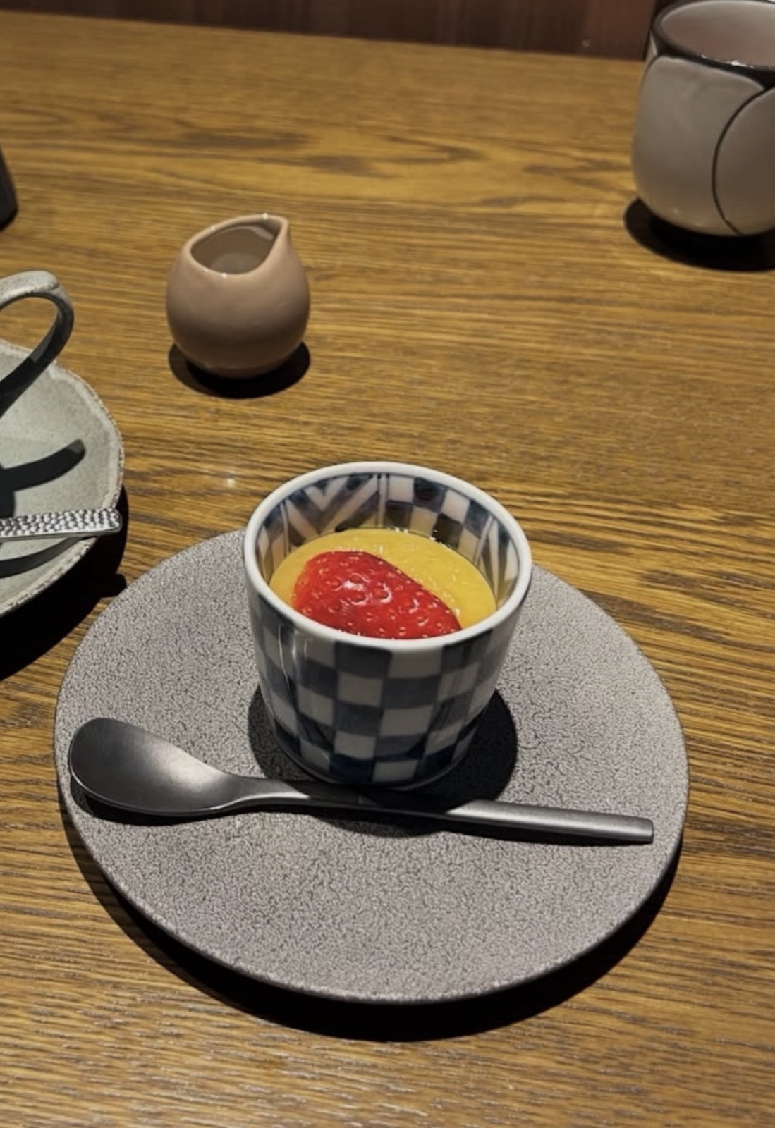ふふ箱根 朝食デザート(市松模様の器のプリンといちご)